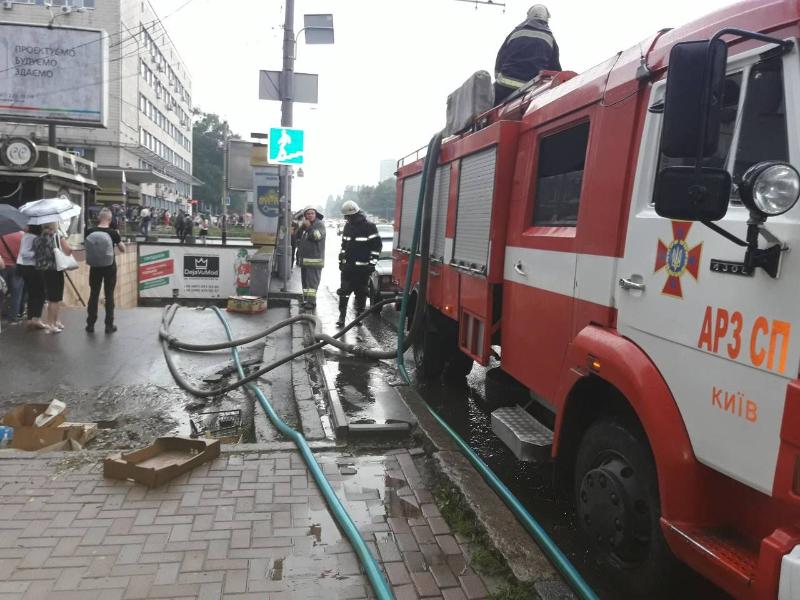 Спасатели продолжают ликвидацию последствий непогоды в Киеве